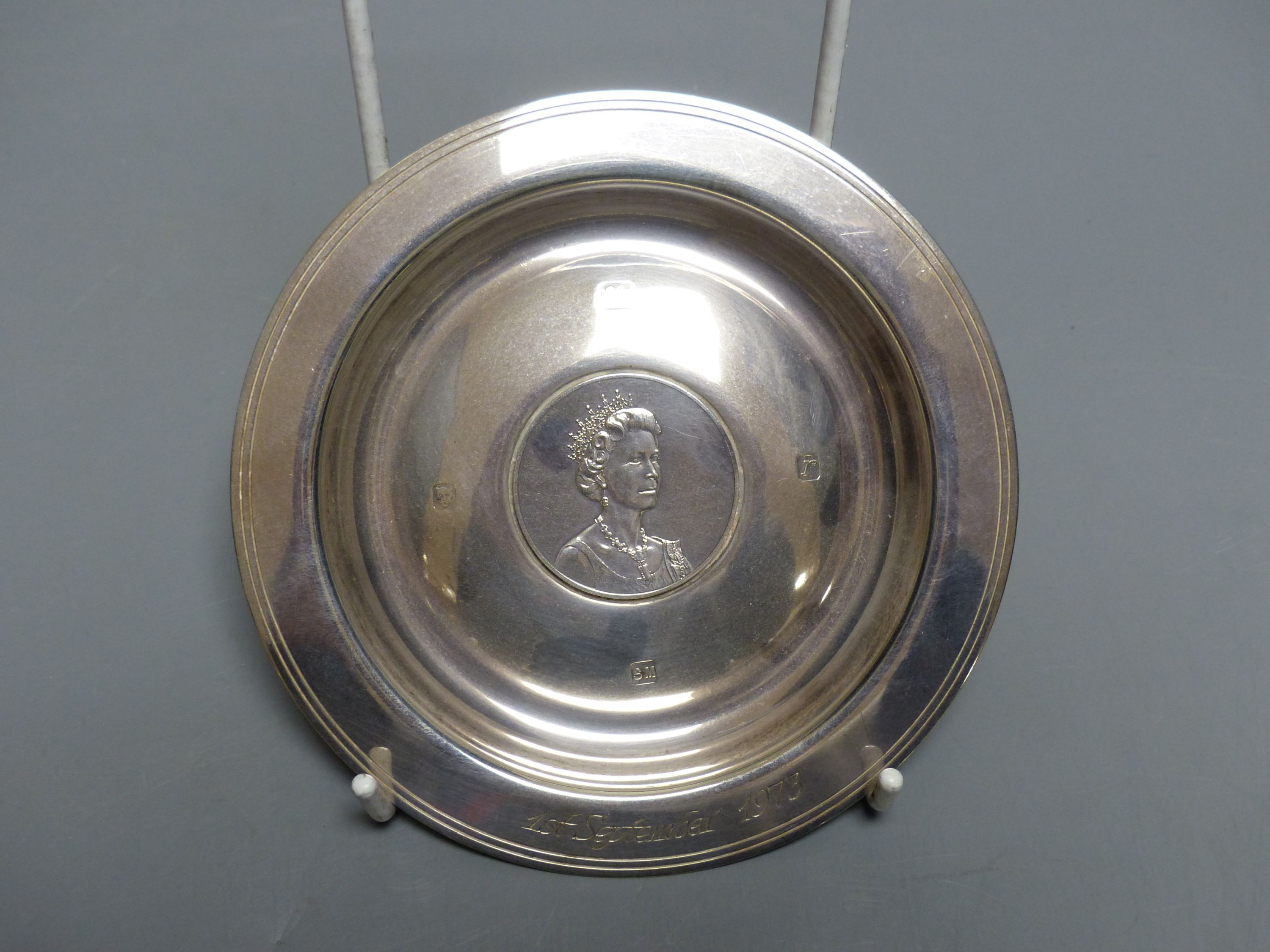 A cased silver QE II silver commemorative dish, London, 1972, 13cm, 4oz.